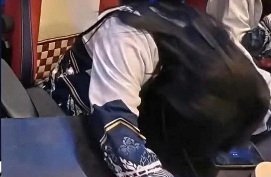 Hình ảnh xấu xí nhất SEA Games 33 của nữ game thủ Thái Lan: Cúi đầu, gằm mặt khi bị phát hiện gian lận- Ảnh 4. Hình ảnh xấu xí nhất SEA Games 33 của nữ game thủ Thái Lan: Cúi đầu, gằm mặt khi bị phát hiện gian lận- Ảnh 4.