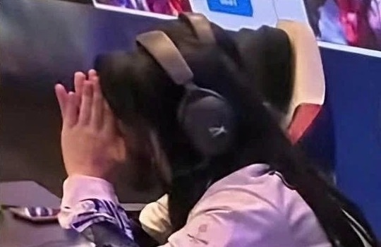 Hình ảnh xấu xí nhất SEA Games 33 của nữ game thủ Thái Lan: Cúi đầu, gằm mặt khi bị phát hiện gian lận- Ảnh 6. Hình ảnh xấu xí nhất SEA Games 33 của nữ game thủ Thái Lan: Cúi đầu, gằm mặt khi bị phát hiện gian lận- Ảnh 6.