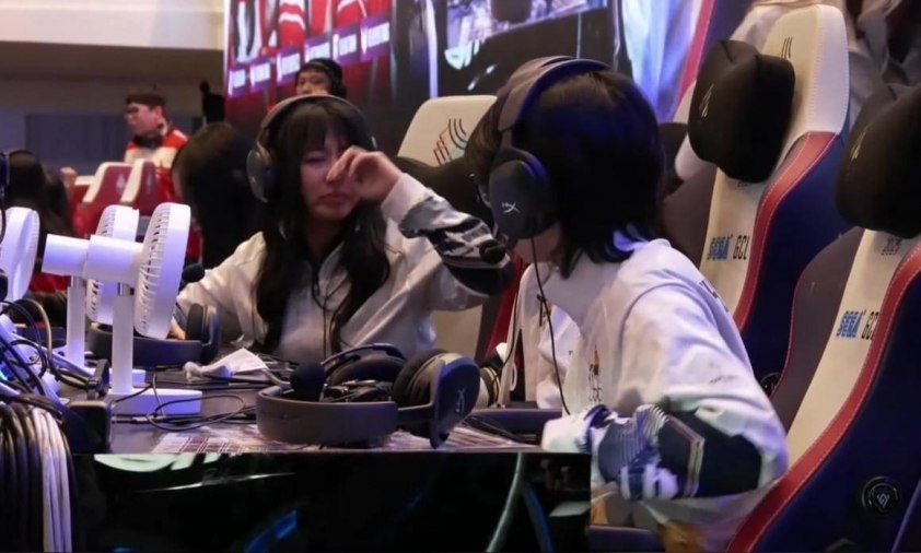 Hình ảnh xấu xí nhất SEA Games 33 của nữ game thủ Thái Lan: Cúi đầu, gằm mặt khi bị phát hiện gian lận- Ảnh 2. Hình ảnh xấu xí nhất SEA Games 33 của nữ game thủ Thái Lan: Cúi đầu, gằm mặt khi bị phát hiện gian lận- Ảnh 2.