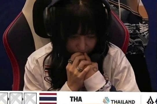Hình ảnh xấu xí nhất SEA Games 33 của nữ game thủ Thái Lan: Cúi đầu, gằm mặt khi bị phát hiện gian lận- Ảnh 5. Hình ảnh xấu xí nhất SEA Games 33 của nữ game thủ Thái Lan: Cúi đầu, gằm mặt khi bị phát hiện gian lận- Ảnh 5.