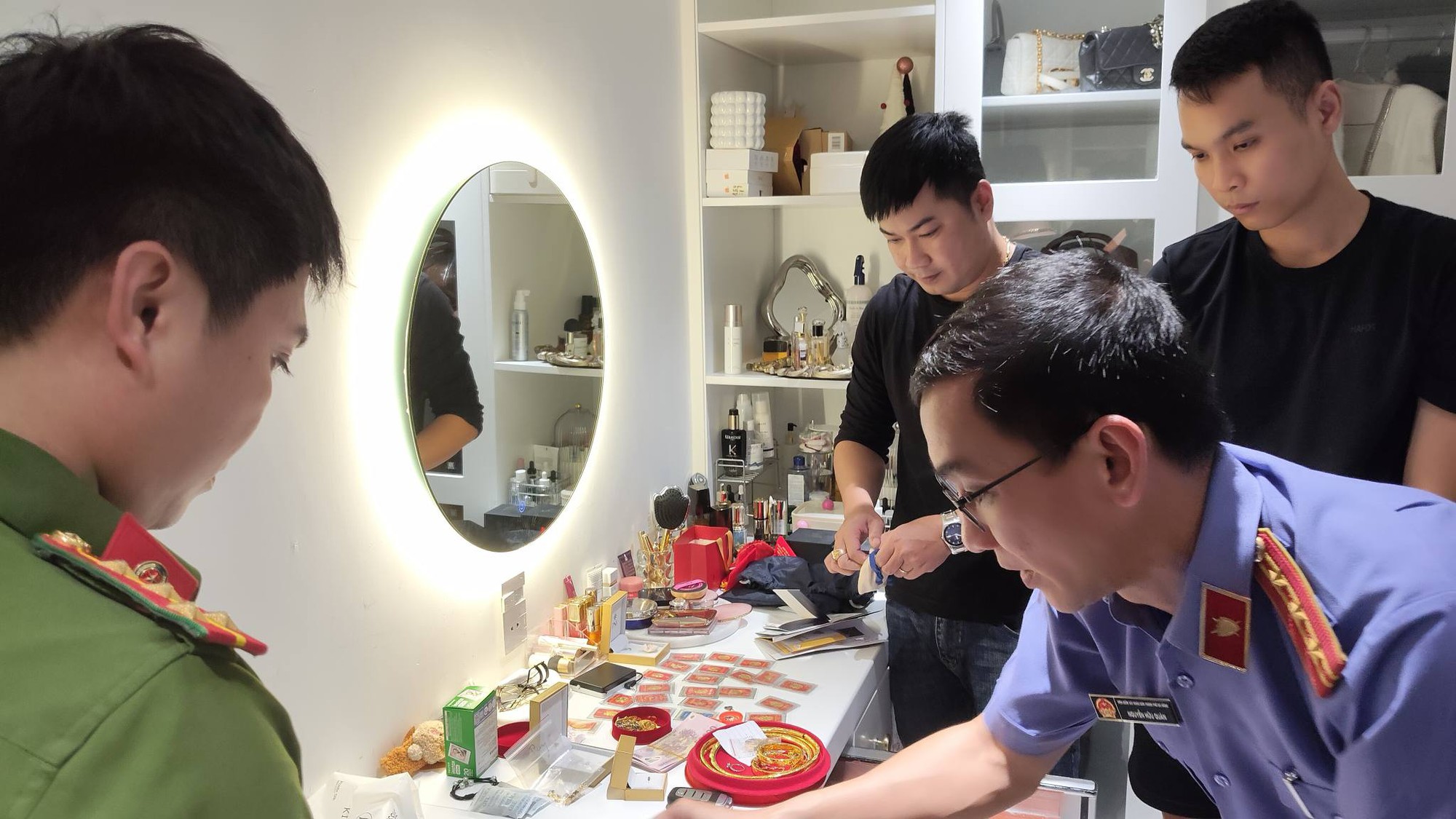 Triệt ph&aacute; đường d&acirc;y lừa đảo hơn 2.000 tỷ đồng, bắt v&agrave; kh&aacute;m nh&agrave; "&ocirc;ng tr&ugrave;m" Huỳnh Đức V&acirc;n- Ảnh 3.