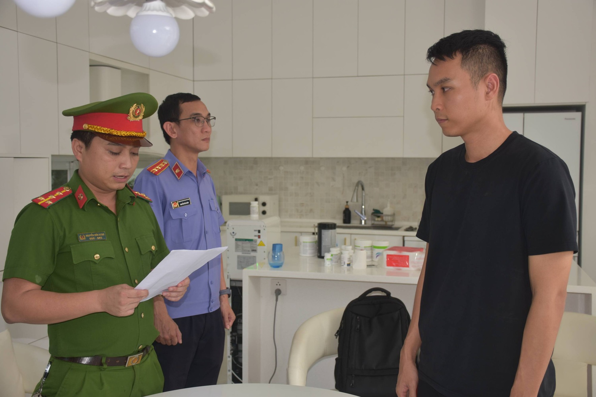 Bắt tạm giam Huỳnh Đức Vân, những ai là bị hại cần liên hệ ngay cơ quan công an- Ảnh 1. Bắt tạm giam Huỳnh Đức Vân, những ai là bị hại cần liên hệ ngay cơ quan công an- Ảnh 1.