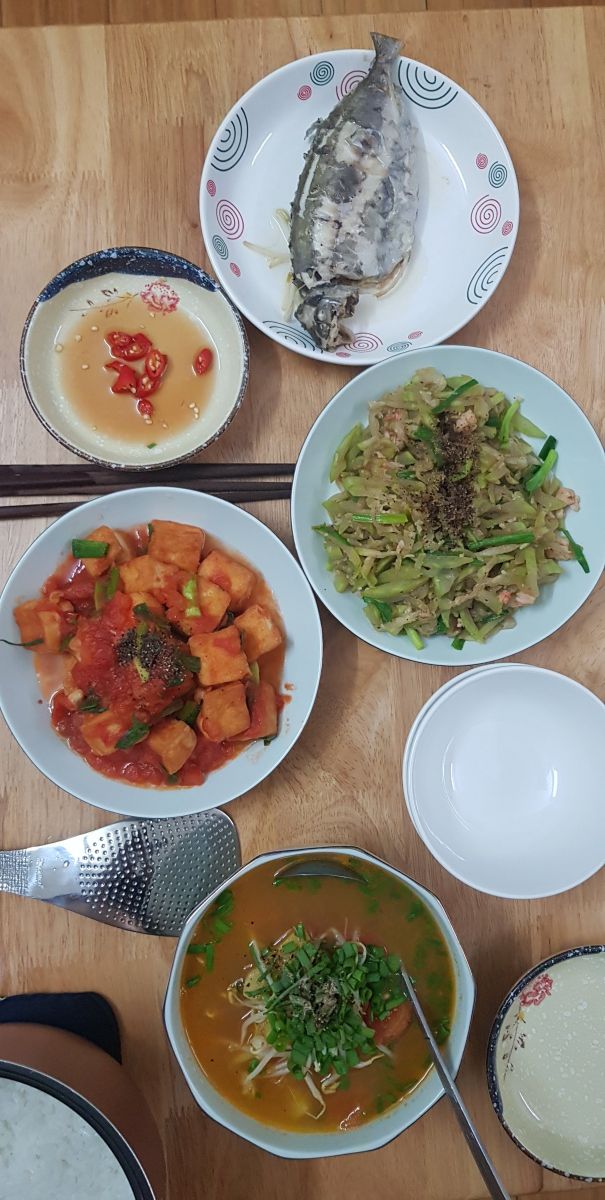 Bữa cơm 80k 4 m&oacute;n của vợ chồng ở TP.HCM g&acirc;y tranh c&atilde;i- Ảnh 1.