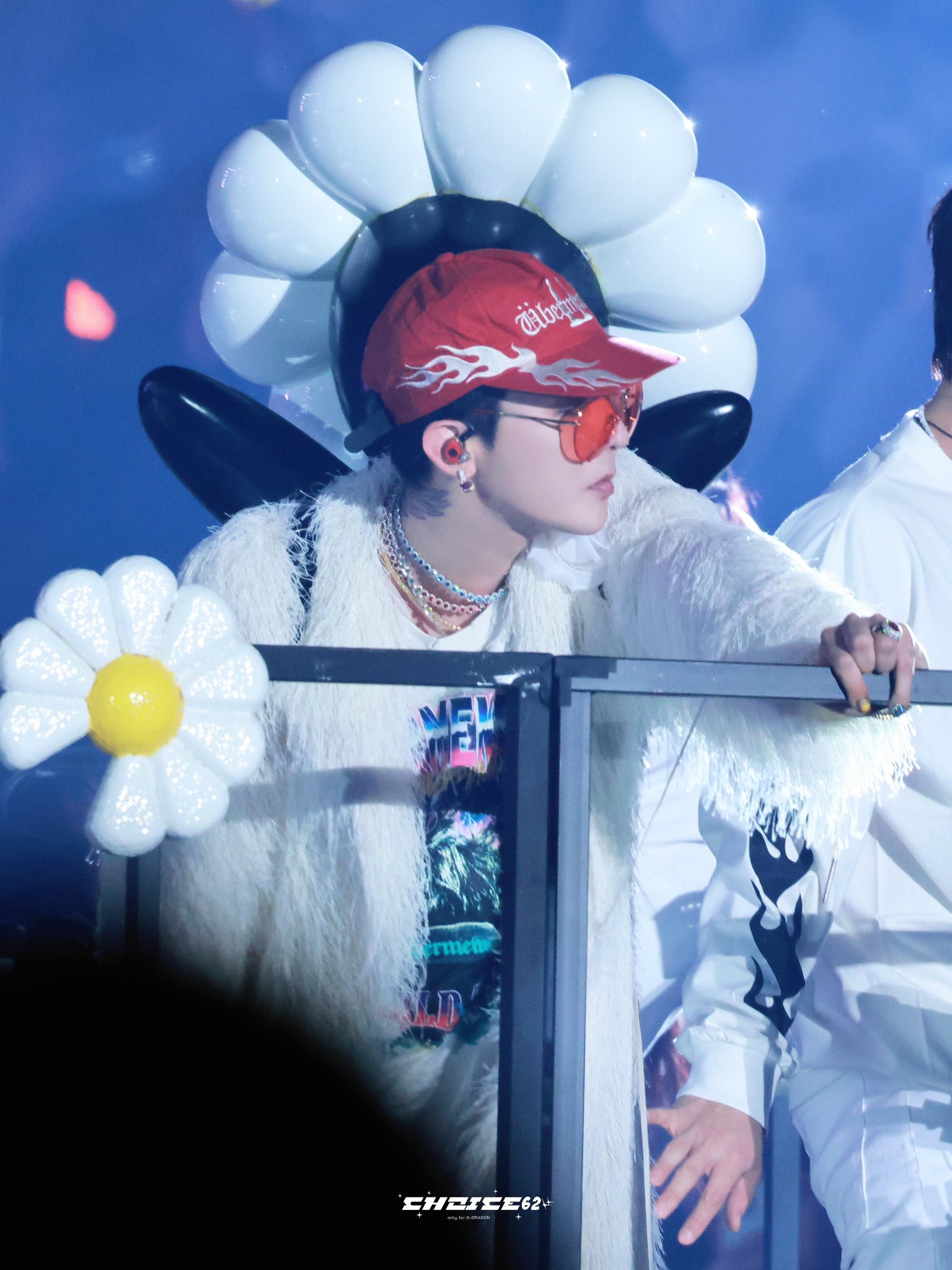 Gần 50 triệu lượt xem G-DRAGON bị "n&eacute;m đ&aacute;", cả c&otilde;i mạng c&atilde;i nhau "ỏm tỏi" - Ảnh 5.