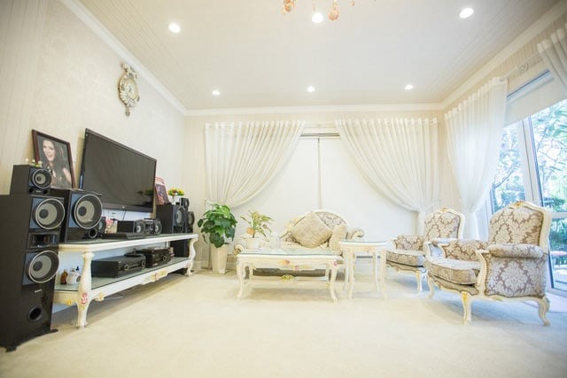 Nữ nghệ sĩ Việt là Nữ nghệ sĩ Việt là