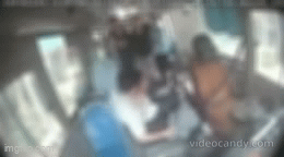 Vừa đánh tài xế xe buýt, người đàn ông vừa nói đã từng đi tù một lần, đi thêm cũng không sao- Ảnh 1. Vừa đánh tài xế xe buýt, người đàn ông vừa nói đã từng đi tù một lần, đi thêm cũng không sao- Ảnh 1.