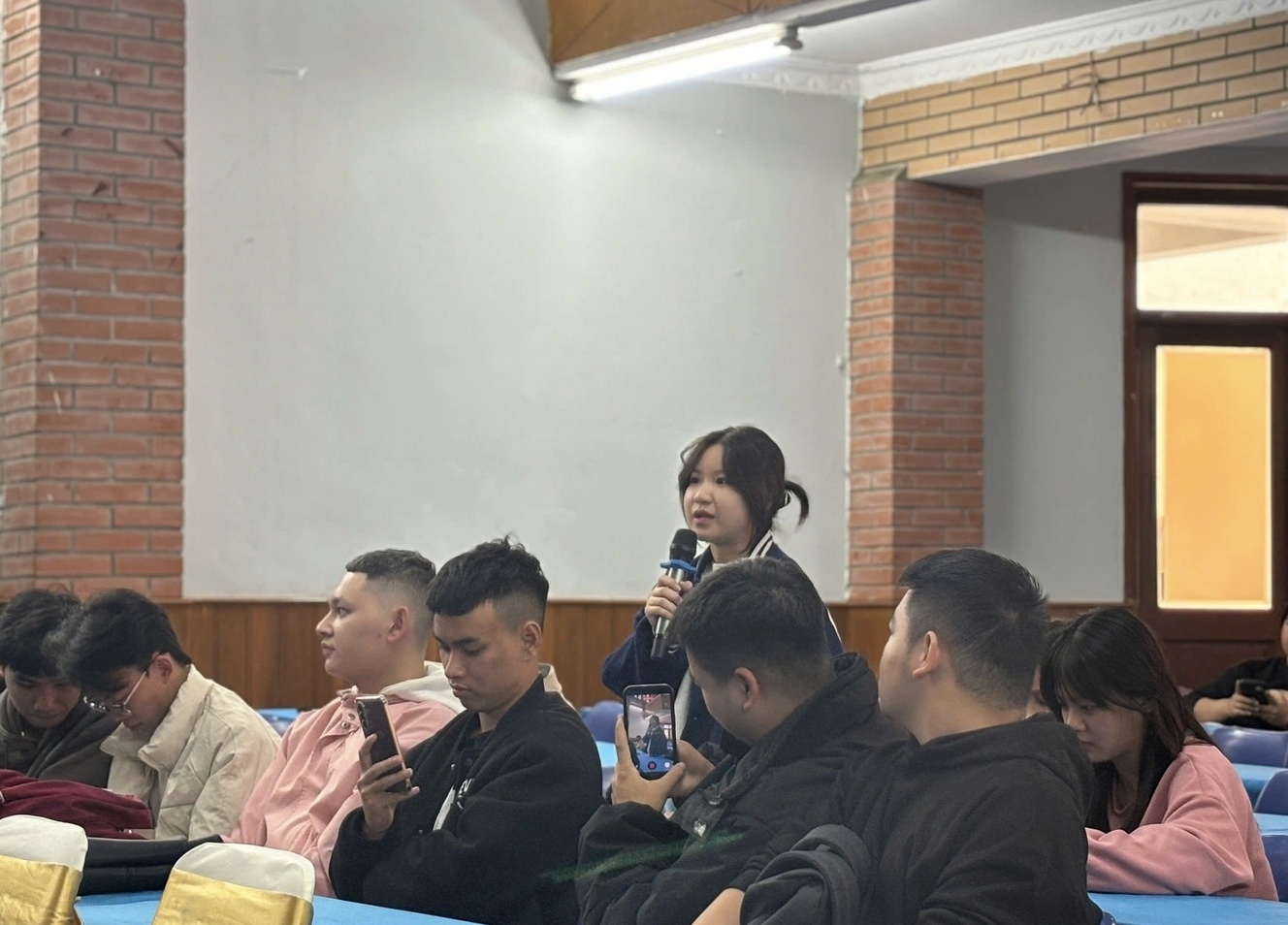 Hiệu trưởng một trường bị bắt vì sai phạm tiền hỗ trợ A80, tình hình chi trả tiền cho sinh viên các trường khác hiện ra sao?- Ảnh 2. Hiệu trưởng một trường bị bắt vì sai phạm tiền hỗ trợ A80, tình hình chi trả tiền cho sinh viên các trường khác hiện ra sao?- Ảnh 2.