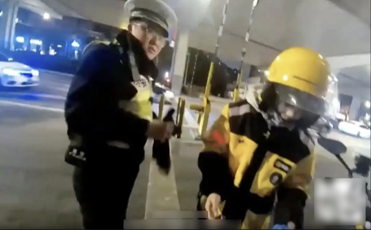 Đặt đồ ăn nhưng người giao h&agrave;ng tới l&agrave; cảnh s&aacute;t, vị kh&aacute;ch th&oacute;t tim khi nghe sự thật về anh shipper- Ảnh 2.