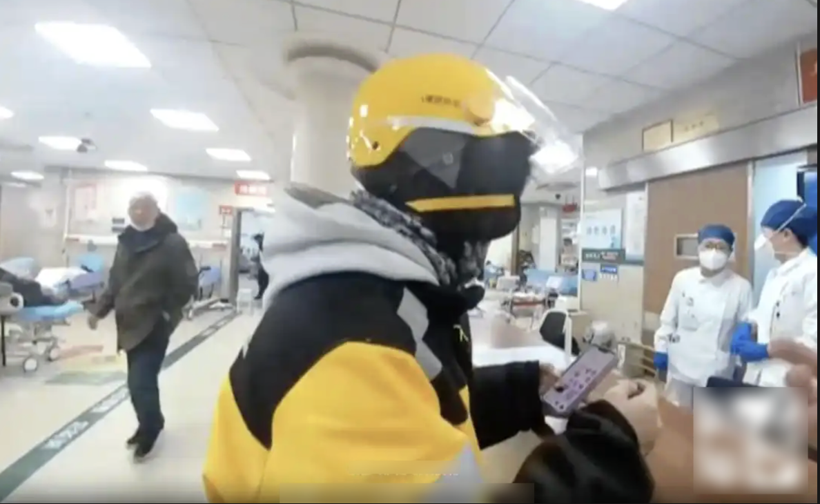 Đặt đồ ăn nhưng người giao h&agrave;ng tới l&agrave; cảnh s&aacute;t, vị kh&aacute;ch th&oacute;t tim khi nghe sự thật về anh shipper- Ảnh 3.