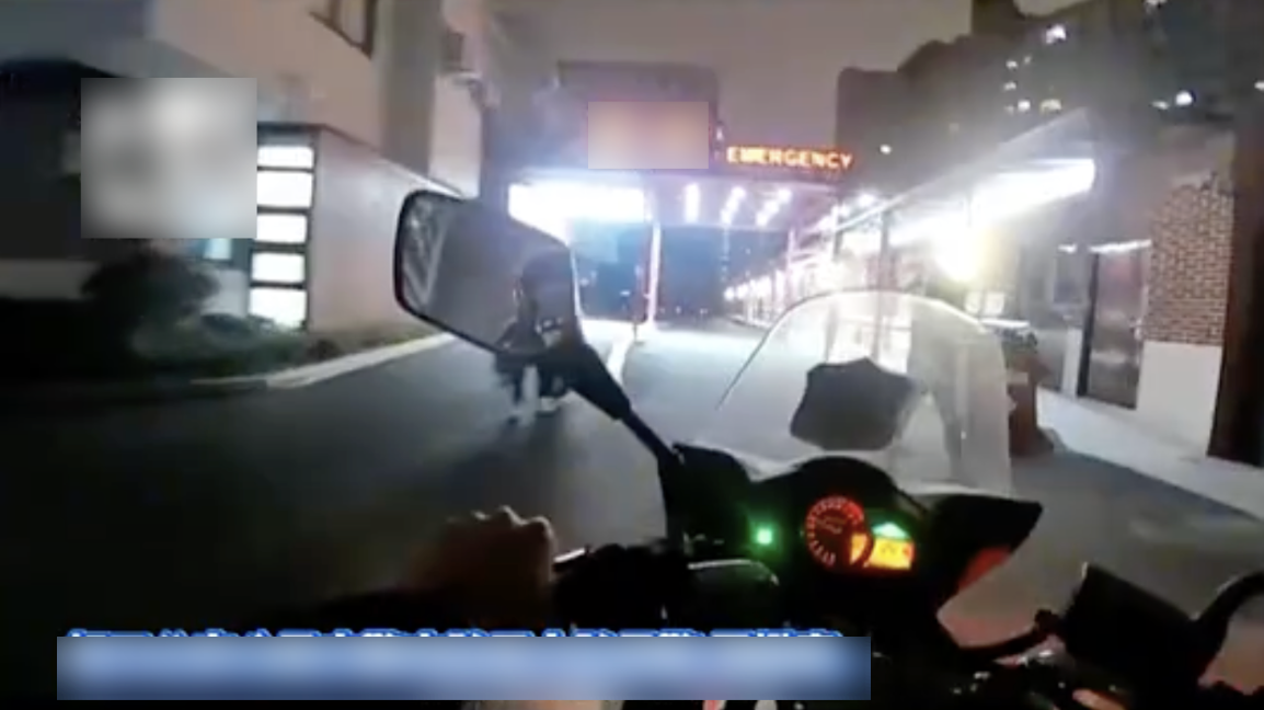 Đặt đồ ăn nhưng người giao h&agrave;ng tới l&agrave; cảnh s&aacute;t, vị kh&aacute;ch th&oacute;t tim khi nghe sự thật về anh shipper- Ảnh 4.