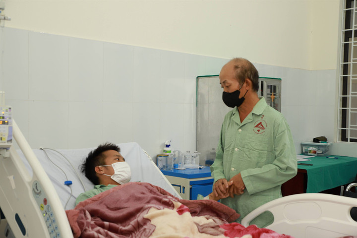 Người cha hiến thận cứu con trai suy thận giai đoạn cuối- Ảnh 1.