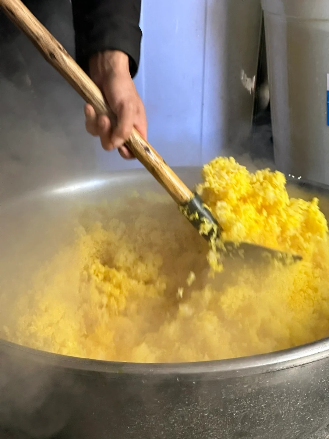 M&oacute;n b&aacute;nh "Vượng Ni&ecirc;n" v&agrave;ng ươm như thỏi v&agrave;ng, b&iacute; mật nằm ở thứ nước tro thần th&aacute;nh của c&aacute;c cụ ng&agrave;y xưa- Ảnh 5.