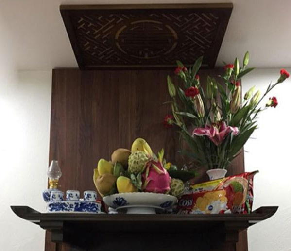 Chỉ có 1 lọ hoa thì đặt bên phải hay bên trái bàn thờ? Rất nhiều gia đình vẫn đang làm sai- Ảnh 1. Chỉ có 1 lọ hoa thì đặt bên phải hay bên trái bàn thờ? Rất nhiều gia đình vẫn đang làm sai- Ảnh 1.