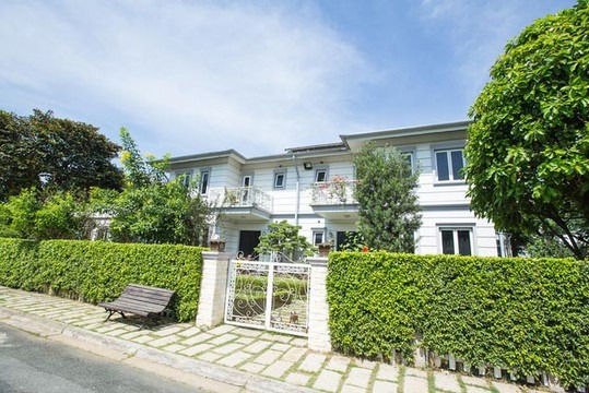 Nữ nghệ sĩ Việt là Nữ nghệ sĩ Việt là