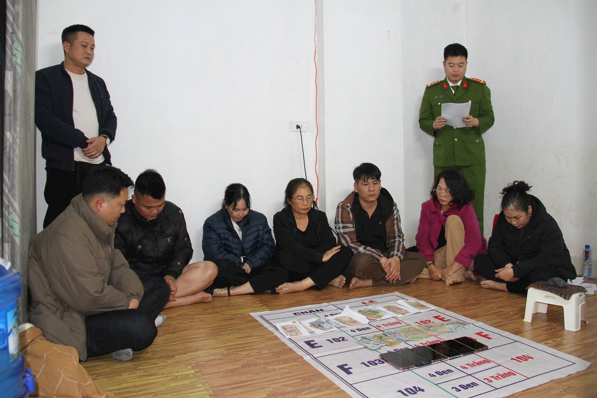 Trong đ&ecirc;m, C&ocirc;ng an ph&aacute;t hiện 7 đối tượng phạm tội tại số nh&agrave; 009- Ảnh 1.