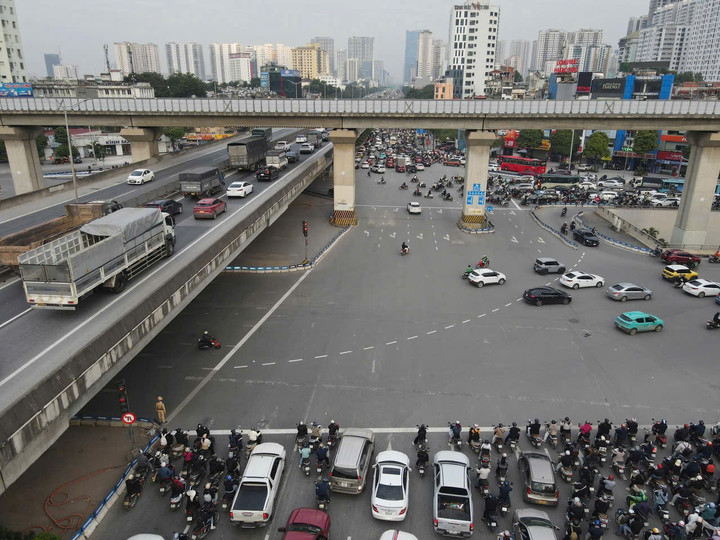 Camera AI ở H&agrave; Nội 'zoom' tới 700m, lưu dữ liệu 75 ng&agrave;y hỗ trợ truy vết vi phạm- Ảnh 1.