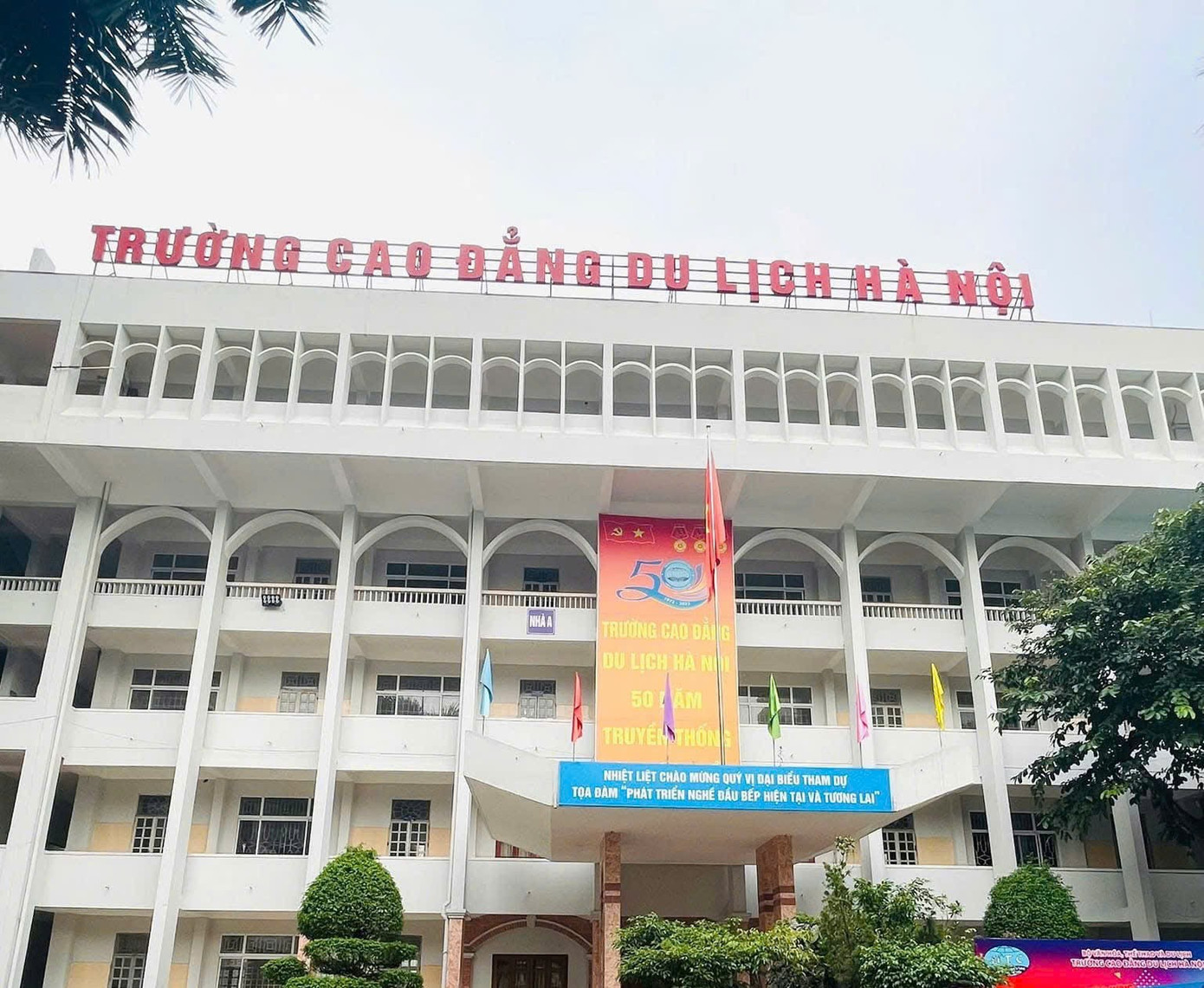 Vụ hiệu trưởng "ăn chặn" tiền A80: Sinh vi&ecirc;n vẫn chưa được nhận hết tiền hỗ trợ- Ảnh 1.