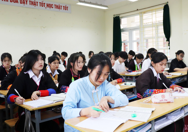 Quảng Ninh d&agrave;nh hơn 400 tỷ đồng/năm học để hỗ trợ tr&ecirc;n 340.000 học sinh- Ảnh 1.