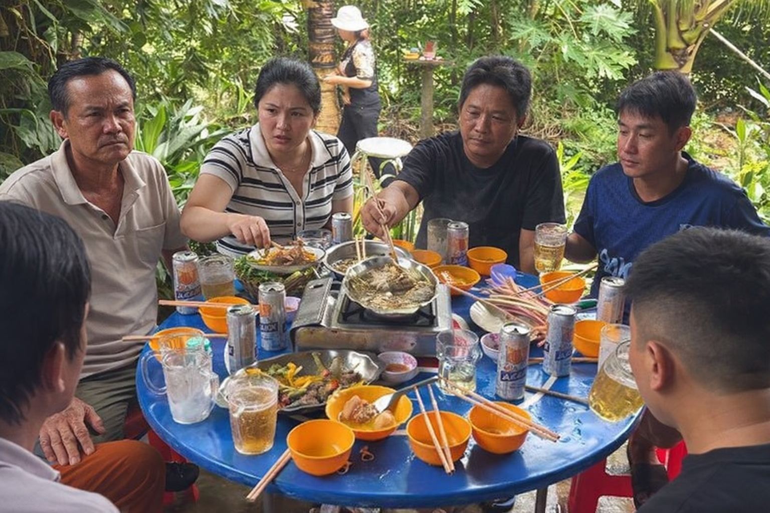 Nhìn mâm giỗ chị chồng đặt, tôi nói một câu với chồng, liền bị chị gọi điện mắng nhiếc "đồ keo kiệt"- Ảnh 1. Nhìn mâm giỗ chị chồng đặt, tôi nói một câu với chồng, liền bị chị gọi điện mắng nhiếc "đồ keo kiệt"- Ảnh 1.