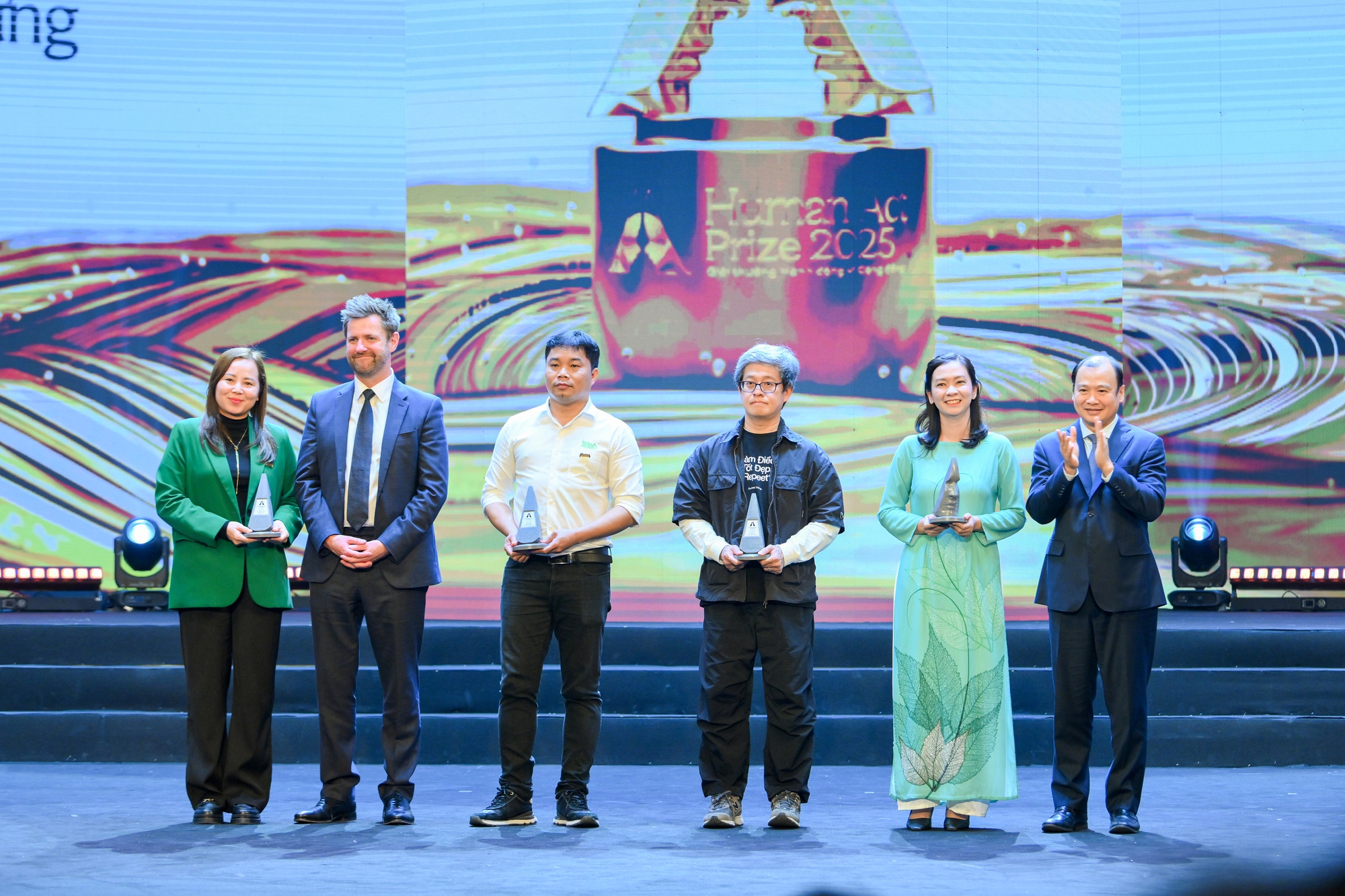 5 dự án được vinh danh tại hạng mục cao quý Giải thưởng năm - Giải thưởng Hành động vì cộng đồng 2025- Ảnh 3. 5 dự án được vinh danh tại hạng mục cao quý Giải thưởng năm - Giải thưởng Hành động vì cộng đồng 2025- Ảnh 3.