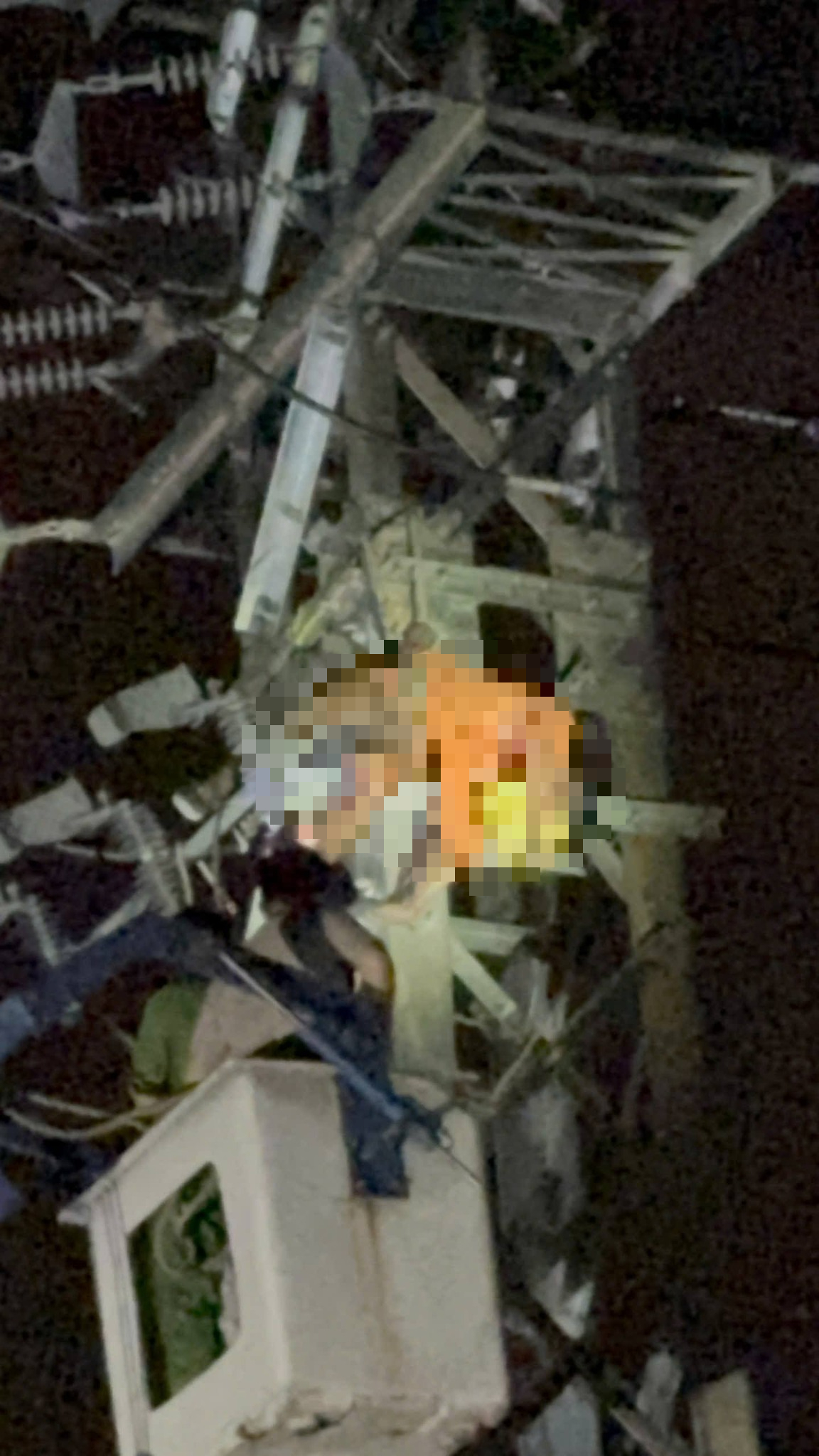 Vụ người đàn ông tử vong trên đường dây trung thế: Nghi vấn thuê "dắt dây" lao động- Ảnh 2. Vụ người đàn ông tử vong trên đường dây trung thế: Nghi vấn thuê "dắt dây" lao động- Ảnh 2.