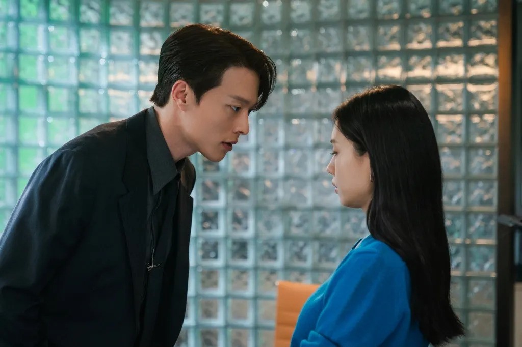 Kiếp trước cứu thế giới mới yêu được tổng tài đẹp phát điên thế này: 10 điểm kinh tế, 100 điểm tinh tế, 1000 điểm visual- Ảnh 3. Kiếp trước cứu thế giới mới yêu được tổng tài đẹp phát điên thế này: 10 điểm kinh tế, 100 điểm tinh tế, 1000 điểm visual- Ảnh 3.