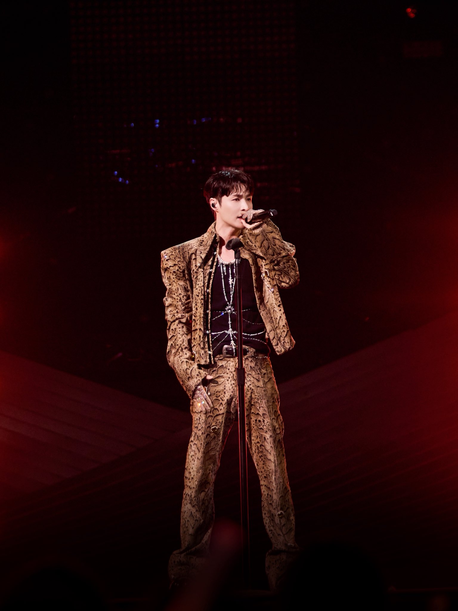 Ca sĩ được coi như báu vật, từng tổ chức concert ở SVĐ Quốc gia nay bị ghẻ lạnh, gạt khỏi nhóm?- Ảnh 3. Ca sĩ được coi như báu vật, từng tổ chức concert ở SVĐ Quốc gia nay bị ghẻ lạnh, gạt khỏi nhóm?- Ảnh 3.