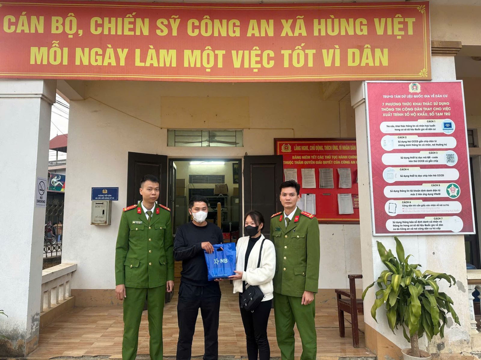 Người phụ nữ ở Phú Thọ phát hiện 270 triệu "chuyển nhầm" vào tài khoản, đã có người liên hệ xin lại tiền nhưng Công an xã khuyên: Không trả vội, chờ xác minh!- Ảnh 1. Người phụ nữ Phú Thọ phát hiện 270 triệu