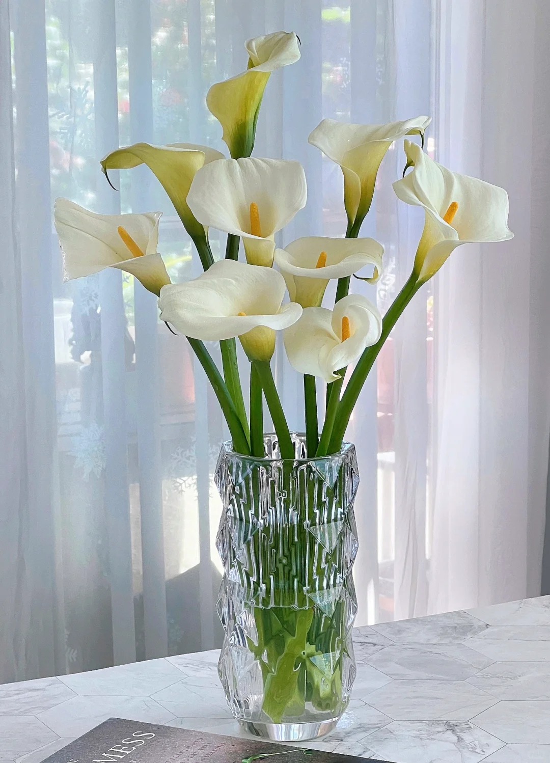 Th&uacute; chơi hoa Tết 2026: Qu&ecirc;n những b&igrave;nh hoa rườm r&agrave; đi, một nắm hoa Rum cắm lọ mới l&agrave; đỉnh cao của sự tinh tế, h&uacute;t lộc cực mạnh- Ảnh 32.