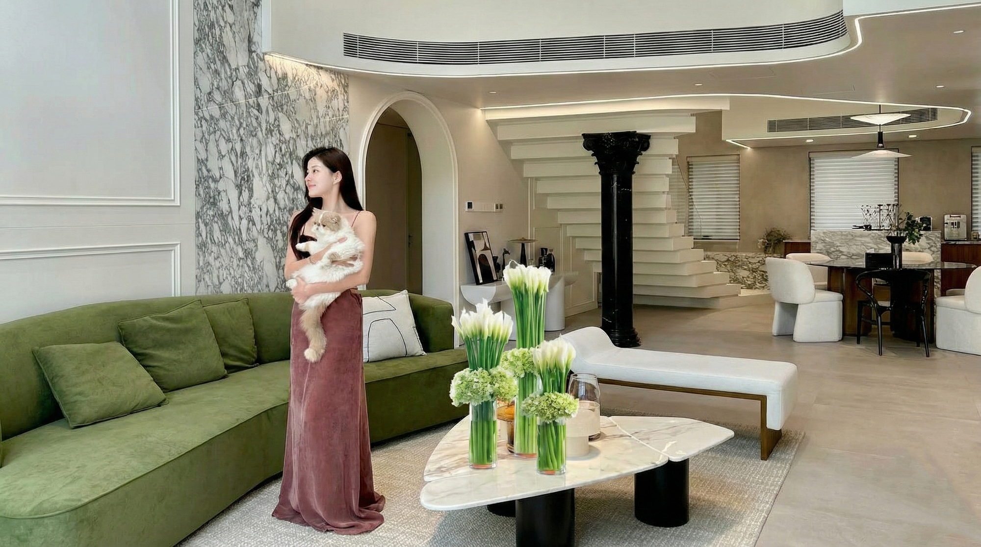 Th&uacute; chơi hoa Tết 2026: Qu&ecirc;n những b&igrave;nh hoa rườm r&agrave; đi, một nắm hoa Rum cắm lọ mới l&agrave; đỉnh cao của sự tinh tế, h&uacute;t lộc cực mạnh- Ảnh 1.