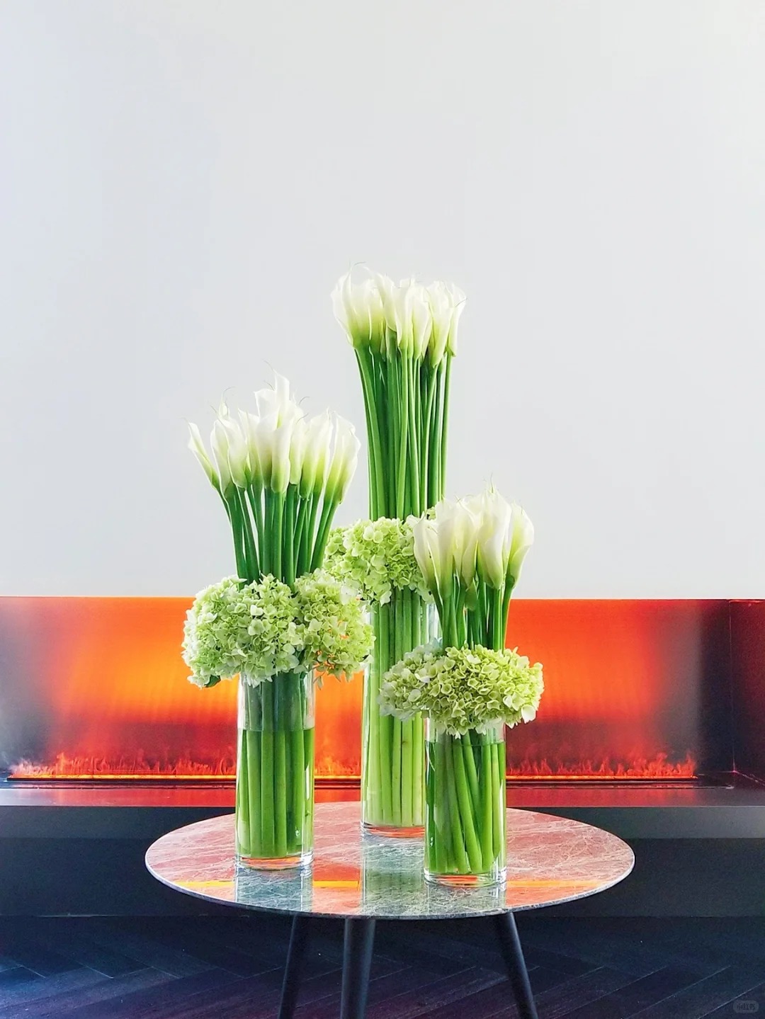 Th&uacute; chơi hoa Tết 2026: Qu&ecirc;n những b&igrave;nh hoa rườm r&agrave; đi, một nắm hoa Rum cắm lọ mới l&agrave; đỉnh cao của sự tinh tế, h&uacute;t lộc cực mạnh- Ảnh 30.