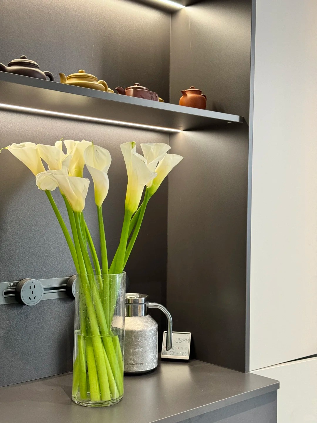 Th&uacute; chơi hoa Tết 2026: Qu&ecirc;n những b&igrave;nh hoa rườm r&agrave; đi, một nắm hoa Rum cắm lọ mới l&agrave; đỉnh cao của sự tinh tế, h&uacute;t lộc cực mạnh- Ảnh 28.