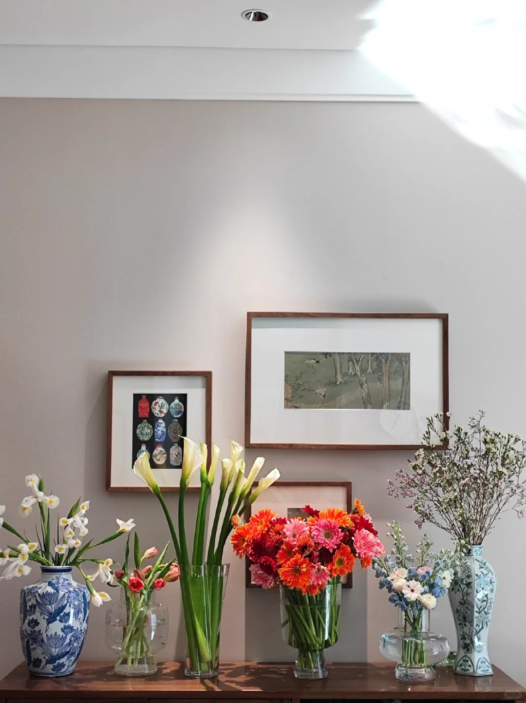 Th&uacute; chơi hoa Tết 2026: Qu&ecirc;n những b&igrave;nh hoa rườm r&agrave; đi, một nắm hoa Rum cắm lọ mới l&agrave; đỉnh cao của sự tinh tế, h&uacute;t lộc cực mạnh- Ảnh 29.