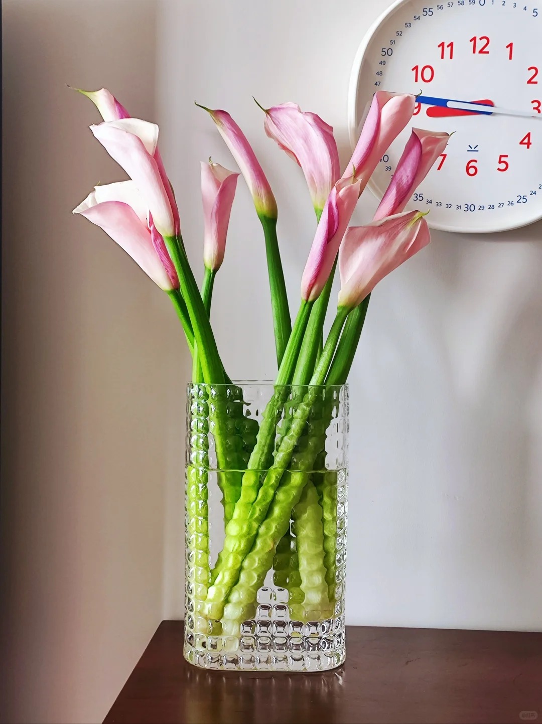 Th&uacute; chơi hoa Tết 2026: Qu&ecirc;n những b&igrave;nh hoa rườm r&agrave; đi, một nắm hoa Rum cắm lọ mới l&agrave; đỉnh cao của sự tinh tế, h&uacute;t lộc cực mạnh- Ảnh 26.