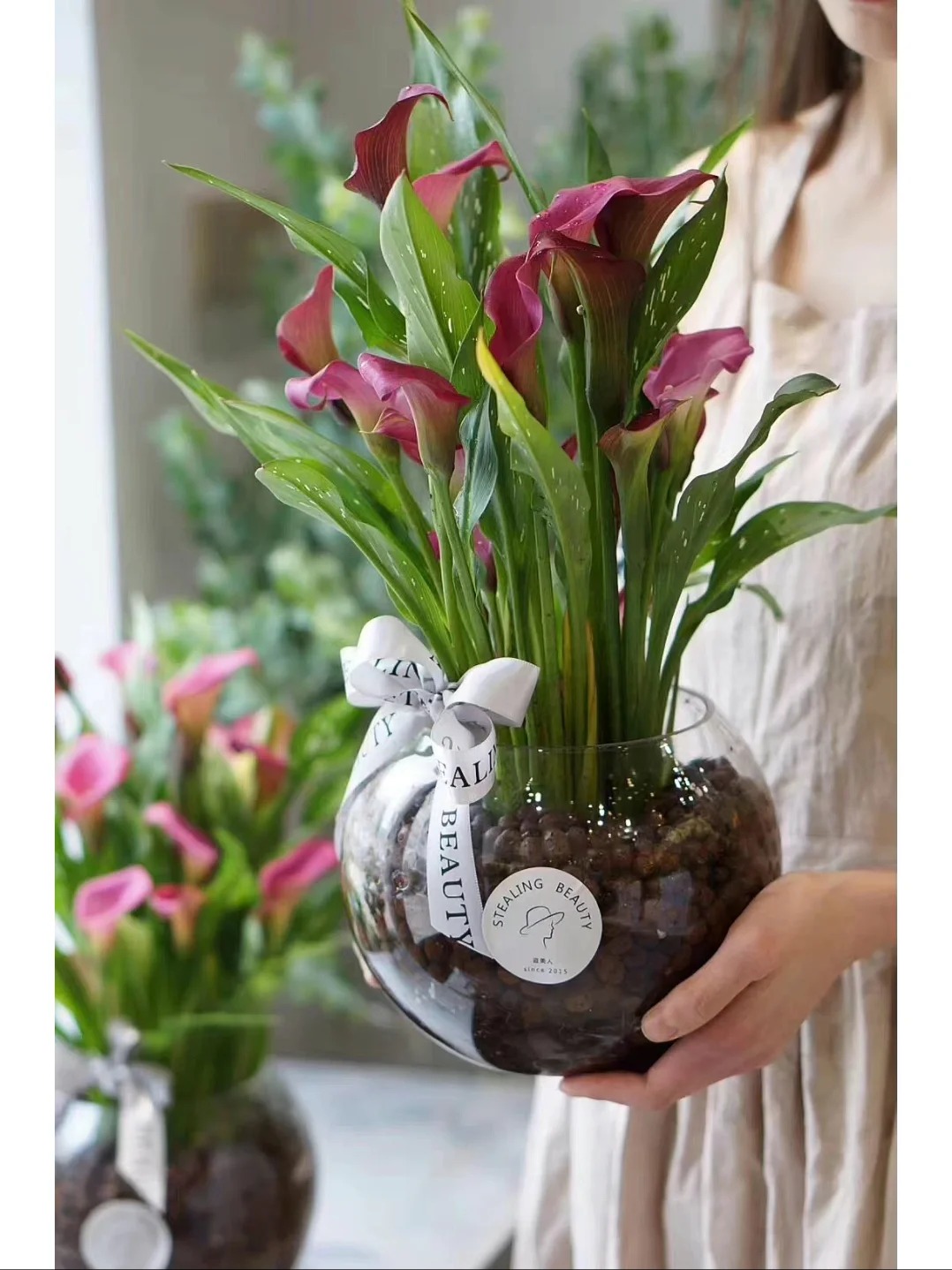 Th&uacute; chơi hoa Tết 2026: Qu&ecirc;n những b&igrave;nh hoa rườm r&agrave; đi, một nắm hoa Rum cắm lọ mới l&agrave; đỉnh cao của sự tinh tế, h&uacute;t lộc cực mạnh- Ảnh 25.