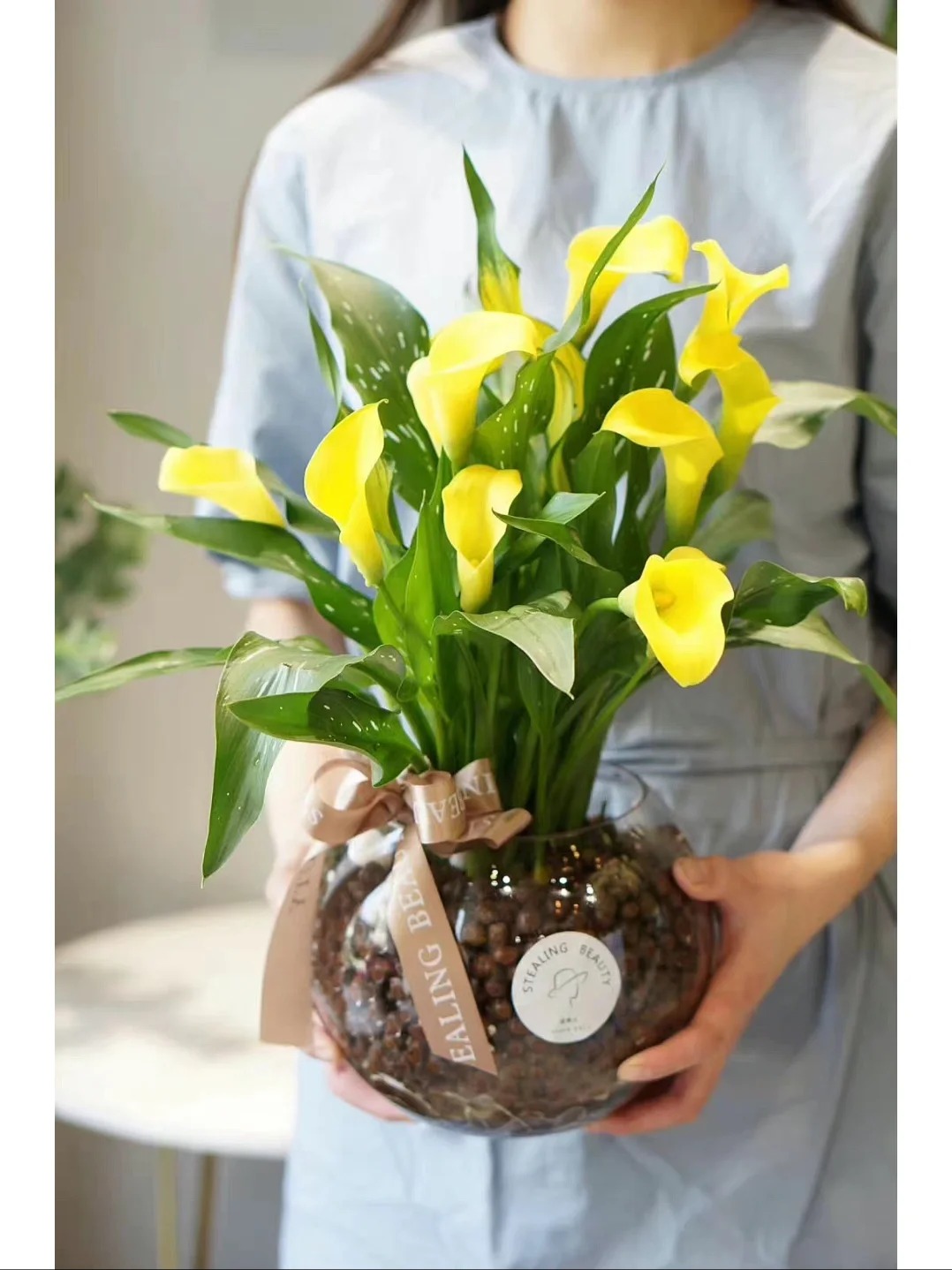 Th&uacute; chơi hoa Tết 2026: Qu&ecirc;n những b&igrave;nh hoa rườm r&agrave; đi, một nắm hoa Rum cắm lọ mới l&agrave; đỉnh cao của sự tinh tế, h&uacute;t lộc cực mạnh- Ảnh 24.