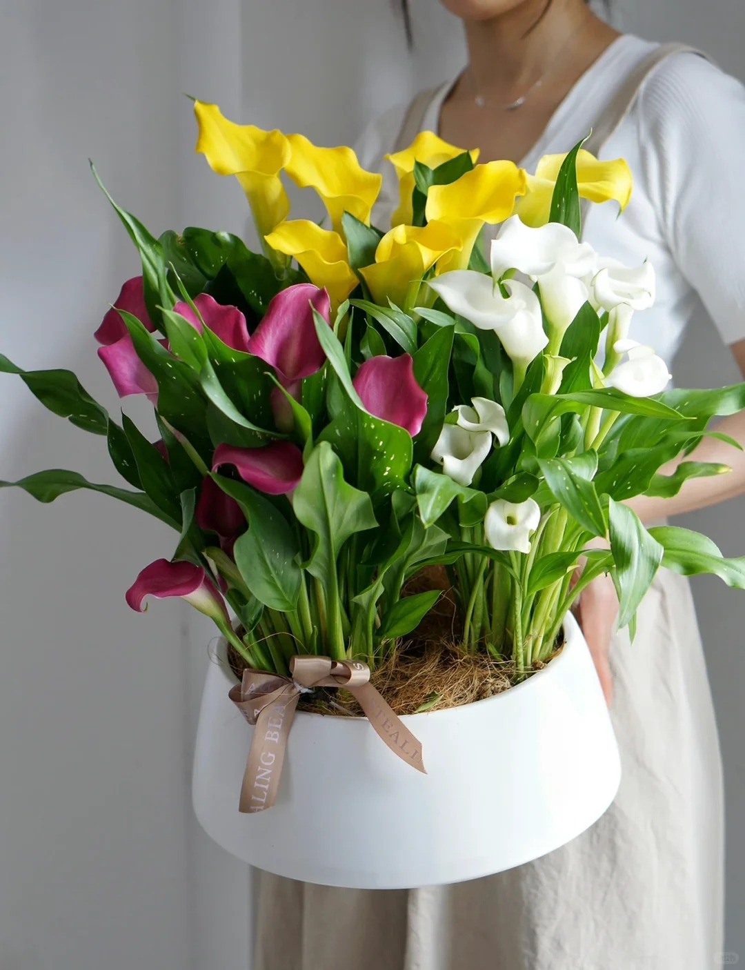 Th&uacute; chơi hoa Tết 2026: Qu&ecirc;n những b&igrave;nh hoa rườm r&agrave; đi, một nắm hoa Rum cắm lọ mới l&agrave; đỉnh cao của sự tinh tế, h&uacute;t lộc cực mạnh- Ảnh 22.