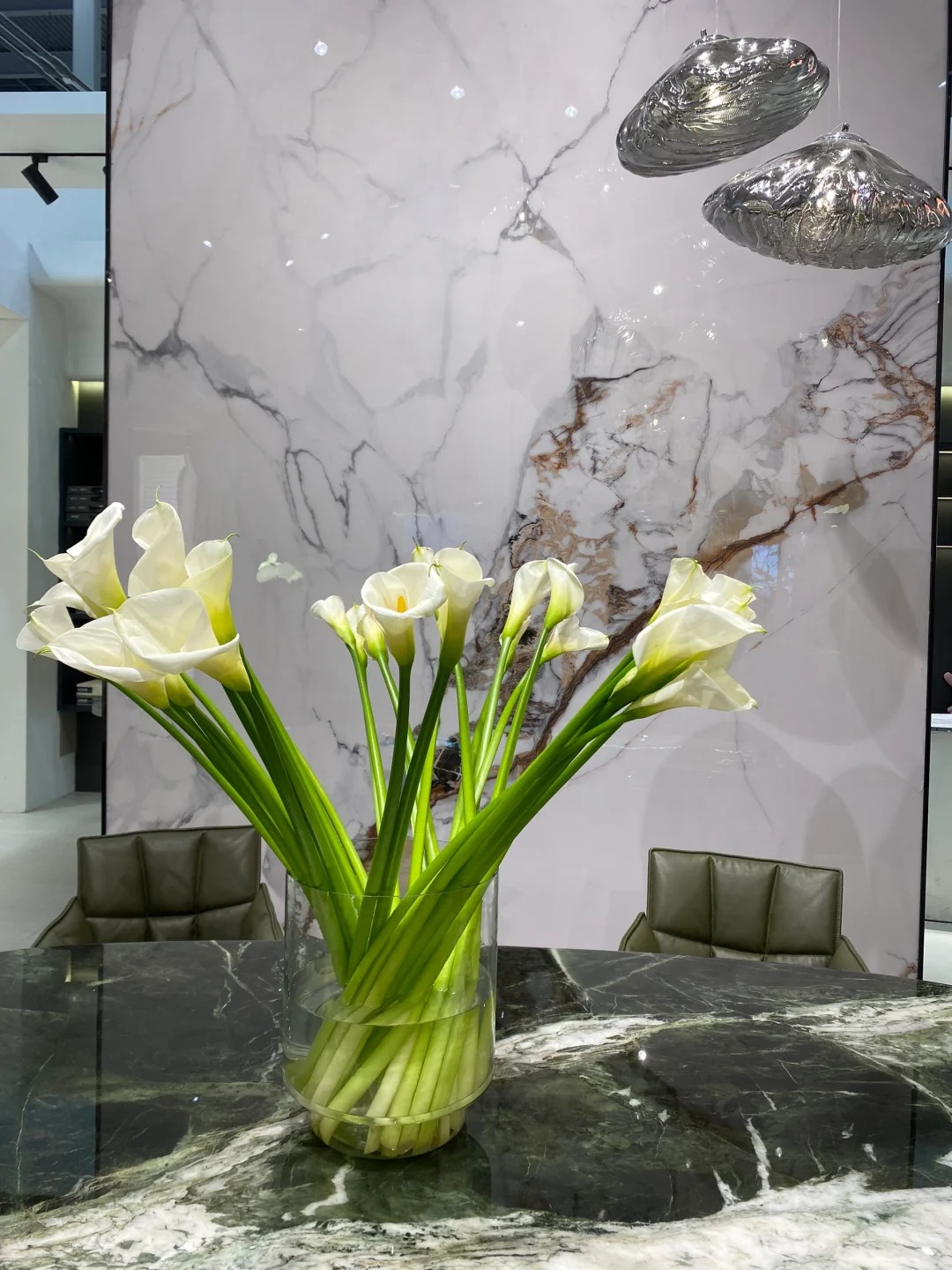 Th&uacute; chơi hoa Tết 2026: Qu&ecirc;n những b&igrave;nh hoa rườm r&agrave; đi, một nắm hoa Rum cắm lọ mới l&agrave; đỉnh cao của sự tinh tế, h&uacute;t lộc cực mạnh- Ảnh 31.