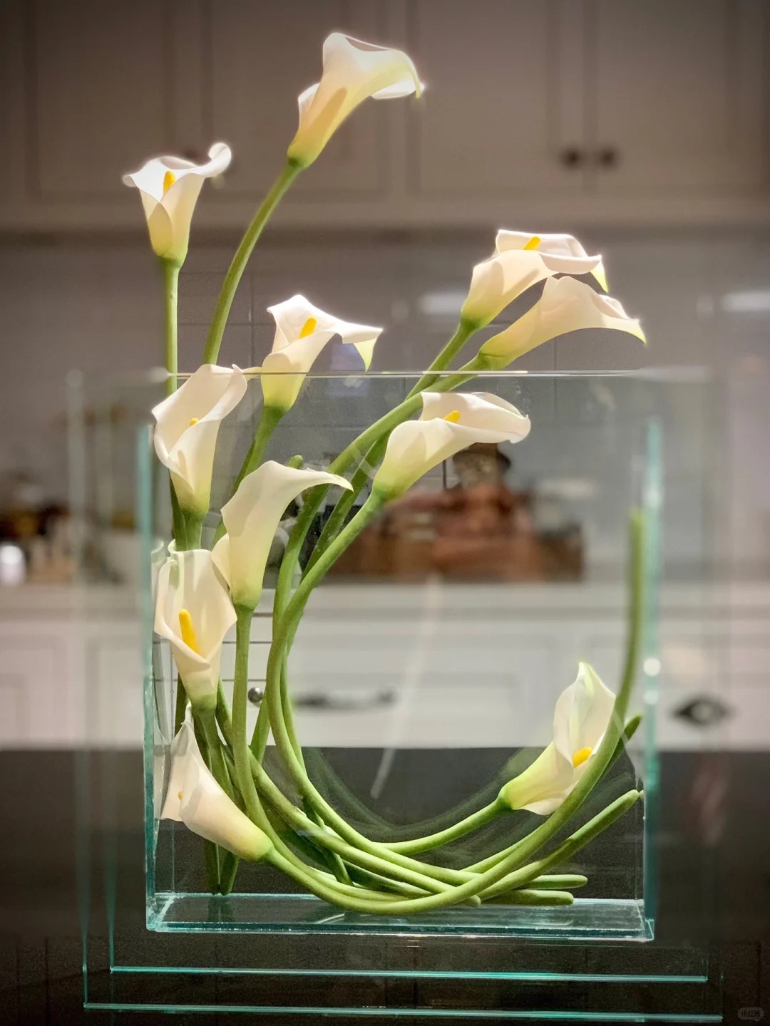 Th&uacute; chơi hoa Tết 2026: Qu&ecirc;n những b&igrave;nh hoa rườm r&agrave; đi, một nắm hoa Rum cắm lọ mới l&agrave; đỉnh cao của sự tinh tế, h&uacute;t lộc cực mạnh- Ảnh 27.