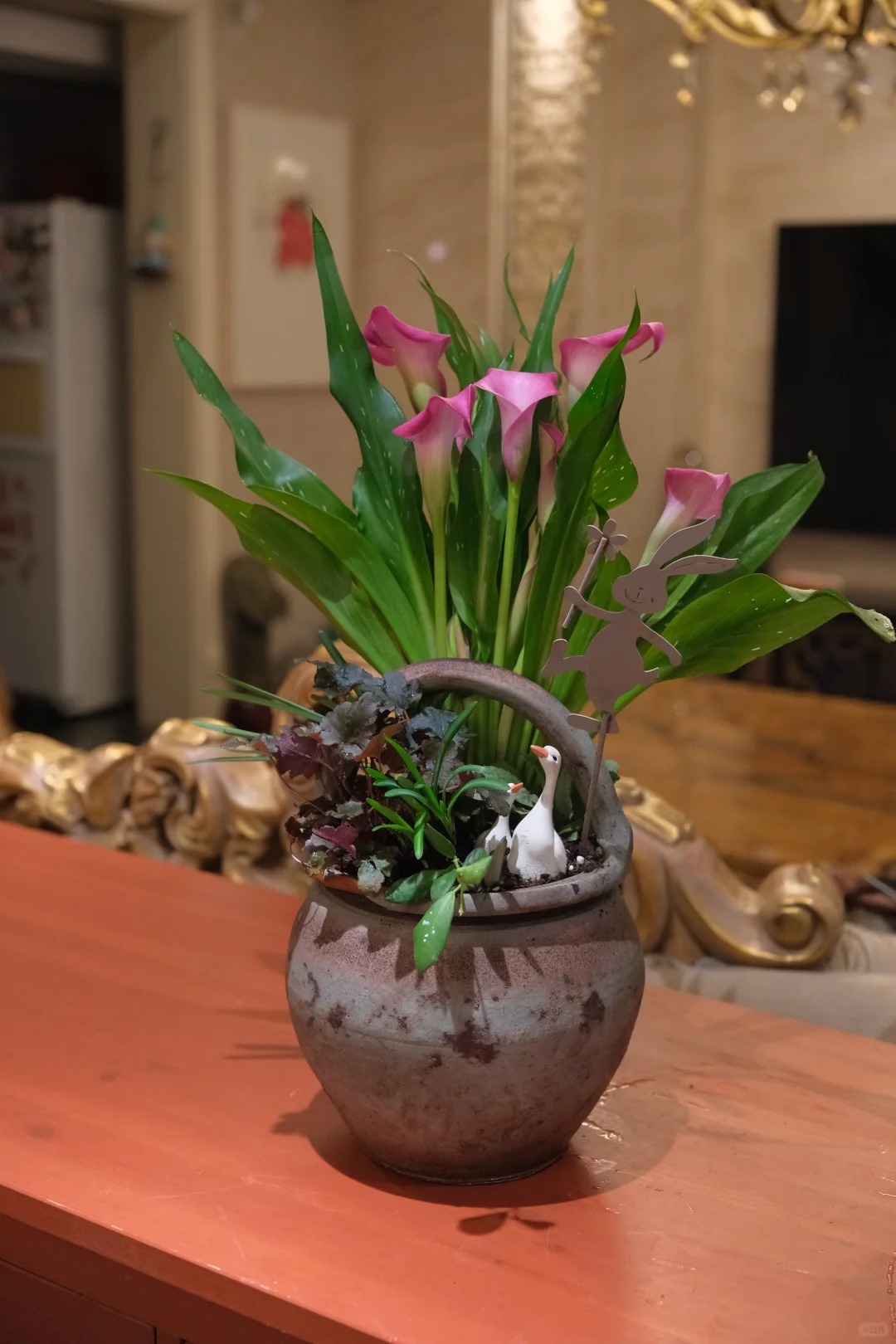 Th&uacute; chơi hoa Tết 2026: Qu&ecirc;n những b&igrave;nh hoa rườm r&agrave; đi, một nắm hoa Rum cắm lọ mới l&agrave; đỉnh cao của sự tinh tế, h&uacute;t lộc cực mạnh- Ảnh 5.