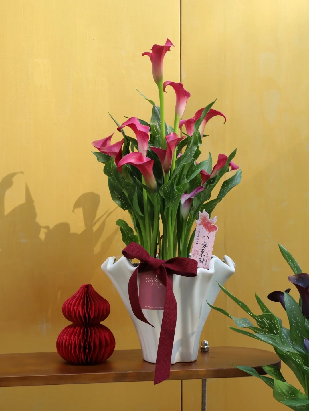 Th&uacute; chơi hoa Tết 2026: Qu&ecirc;n những b&igrave;nh hoa rườm r&agrave; đi, một nắm hoa Rum cắm lọ mới l&agrave; đỉnh cao của sự tinh tế, h&uacute;t lộc cực mạnh- Ảnh 36.