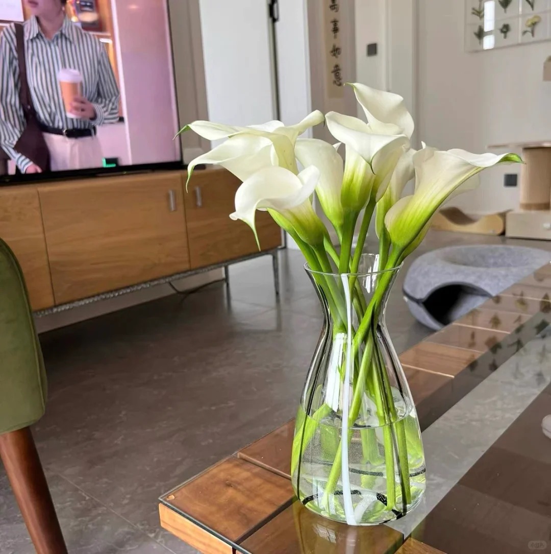 Th&uacute; chơi hoa Tết 2026: Qu&ecirc;n những b&igrave;nh hoa rườm r&agrave; đi, một nắm hoa Rum cắm lọ mới l&agrave; đỉnh cao của sự tinh tế, h&uacute;t lộc cực mạnh- Ảnh 33.