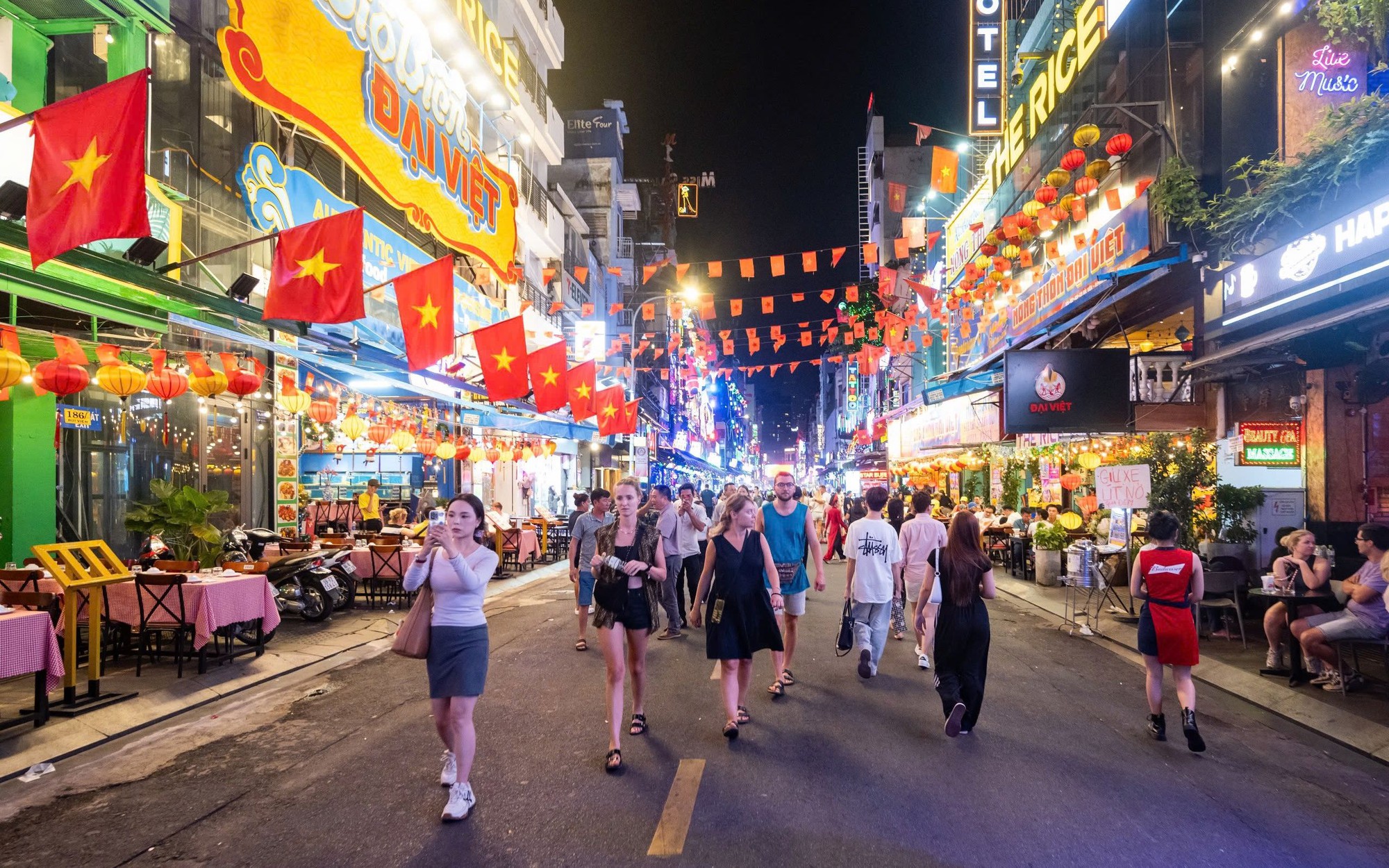 Du lịch Việt Nam bước v&agrave;o &ldquo;m&ugrave;a v&agrave;ng&rdquo; đ&oacute;n kh&aacute;ch quốc tế.