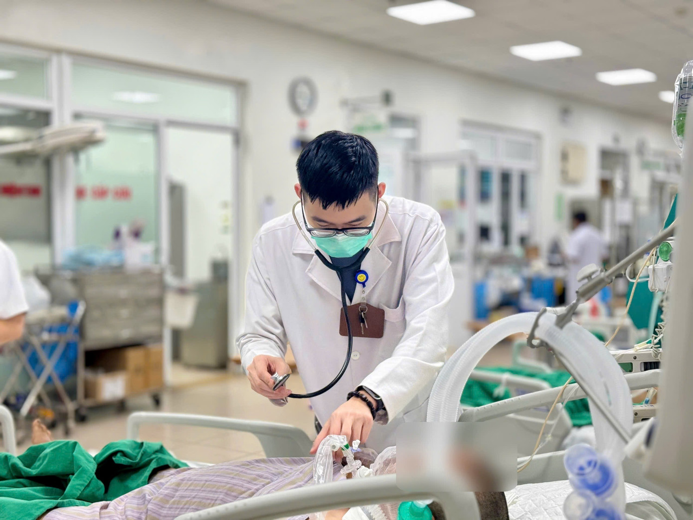 Bệnh nh&acirc;n trẻ bị biến chứng nặng v&agrave; lời cảnh b&aacute;o về sự nguy hiểm của c&uacute;m m&ugrave;a- Ảnh 1.