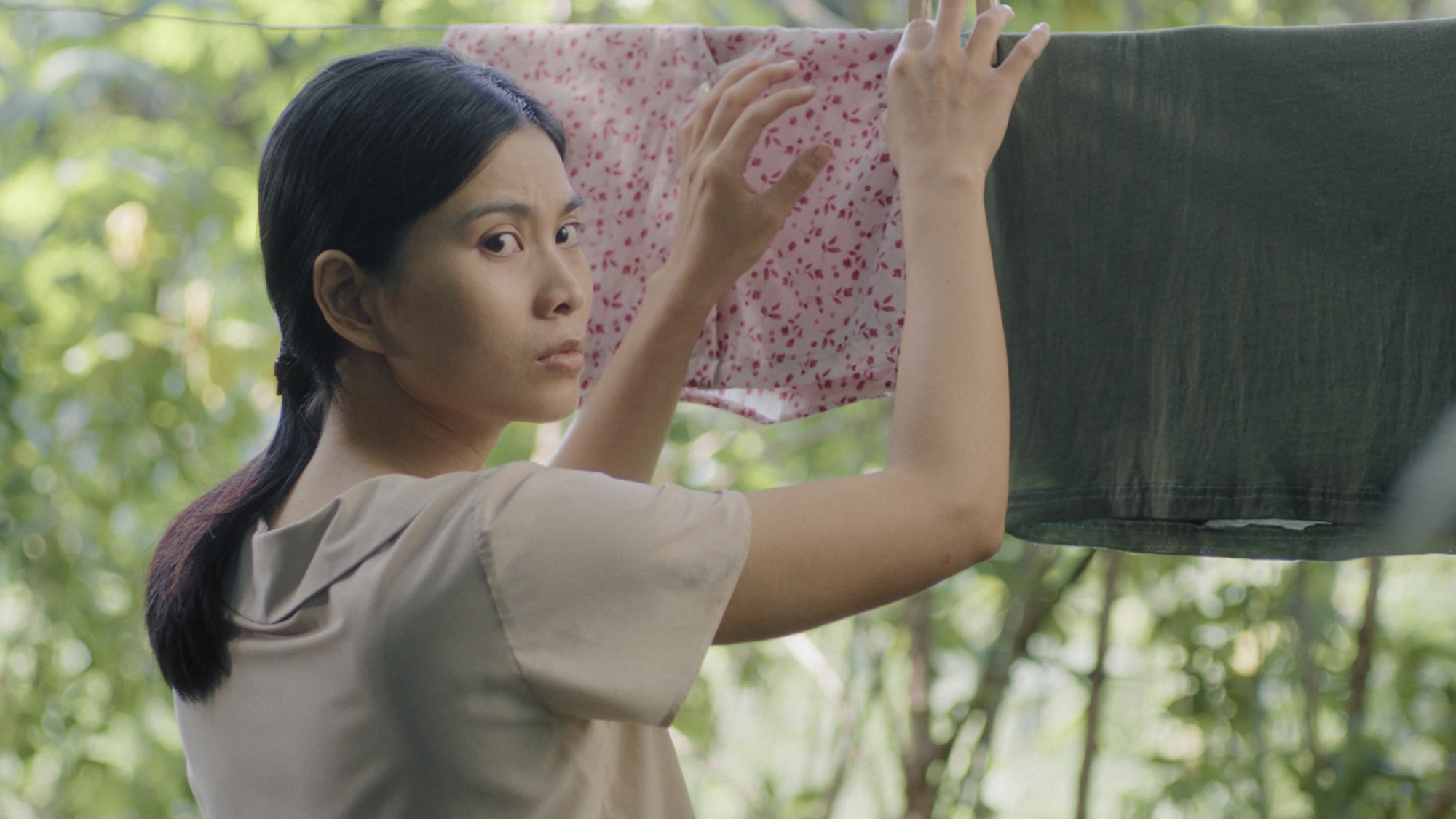 Trời ơi sao phim Việt này gan quá vậy: Dùng nhà ma làm bối cảnh, hàng xóm nói 6 chữ mà rợn tóc gáy- Ảnh 4. Trời ơi sao phim Việt này gan quá vậy: Dùng nhà ma làm bối cảnh, hàng xóm nói 6 chữ mà rợn tóc gáy- Ảnh 4.