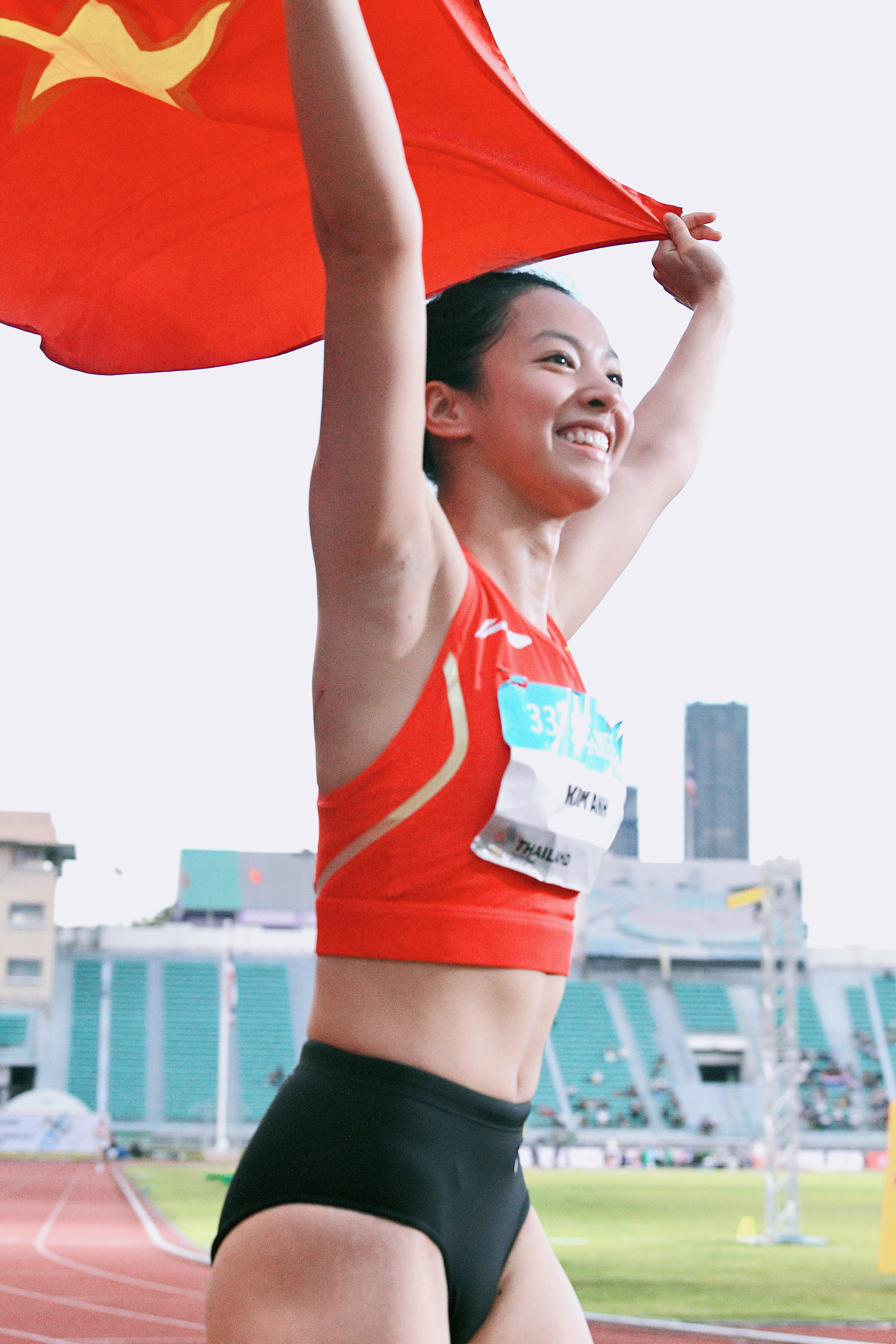 “Nữ thần” điền kinh Việt Nam cực hot ở SEA Games 33 chói sáng giành HCV: Visual cực bén, chân dài nuột nà- Ảnh 4. “Nữ thần” điền kinh Việt Nam cực hot ở SEA Games 33 chói sáng giành HCV: Visual cực bén, chân dài nuột nà- Ảnh 4.