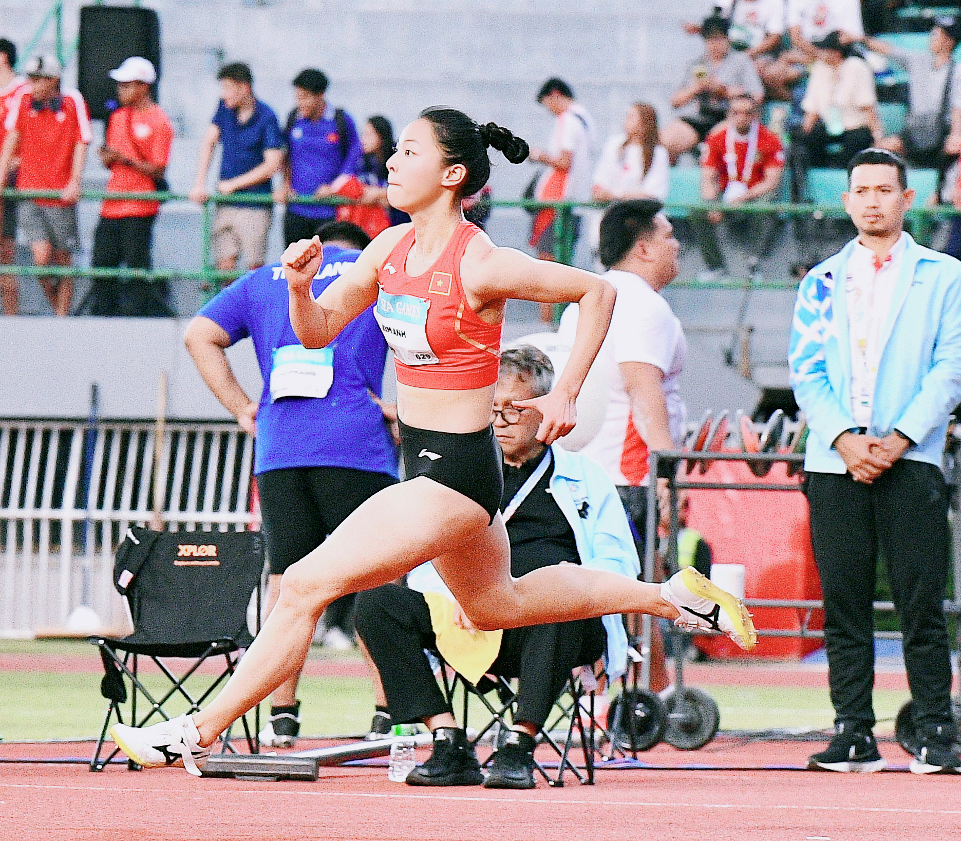 “Nữ thần” điền kinh Việt Nam cực hot ở SEA Games 33 chói sáng giành HCV: Visual cực bén, chân dài nuột nà- Ảnh 9. “Nữ thần” điền kinh Việt Nam cực hot ở SEA Games 33 chói sáng giành HCV: Visual cực bén, chân dài nuột nà- Ảnh 9.