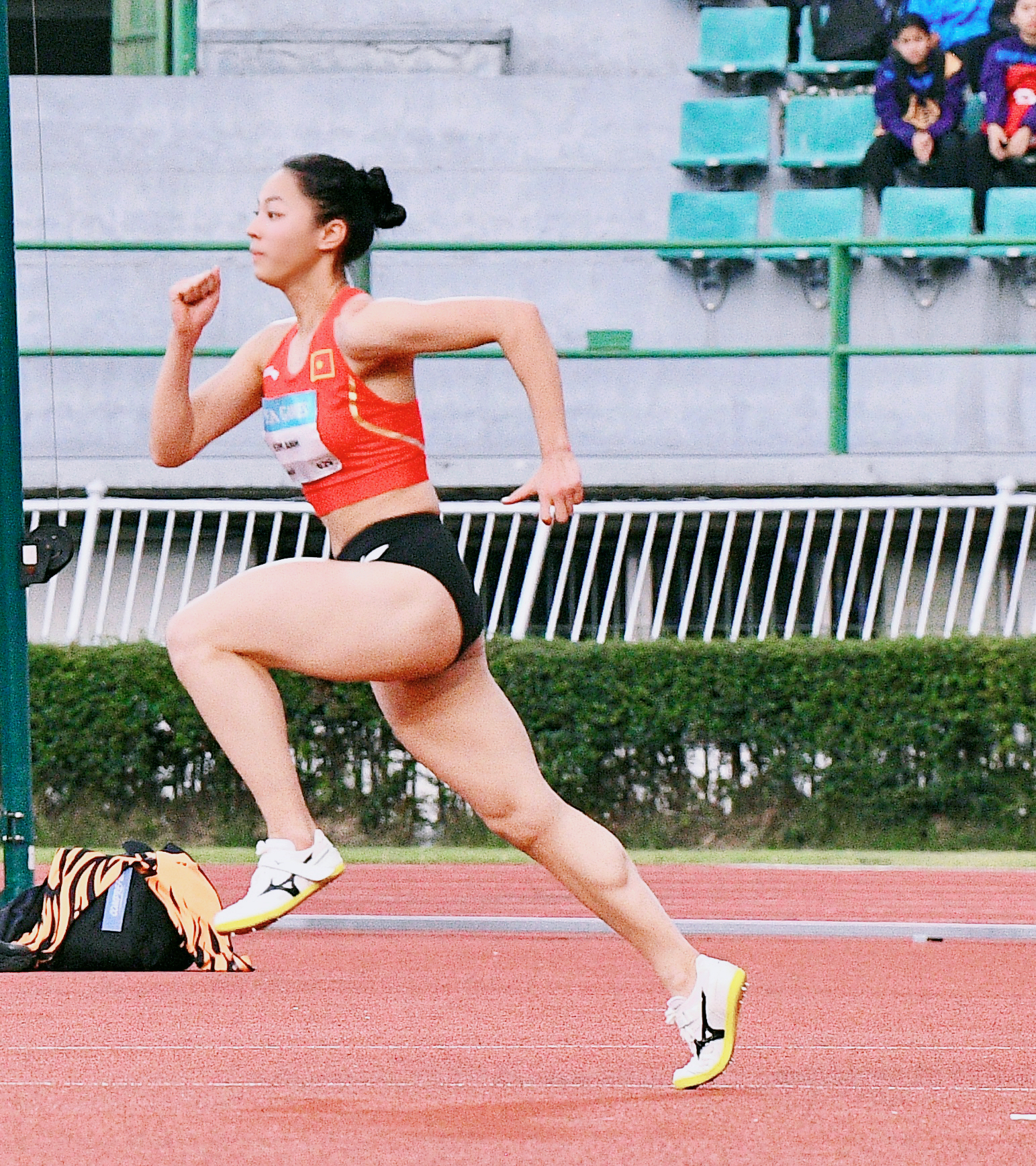 “Nữ thần” điền kinh Việt Nam cực hot ở SEA Games 33 chói sáng giành HCV: Visual cực bén, chân dài nuột nà- Ảnh 8. “Nữ thần” điền kinh Việt Nam cực hot ở SEA Games 33 chói sáng giành HCV: Visual cực bén, chân dài nuột nà- Ảnh 8.