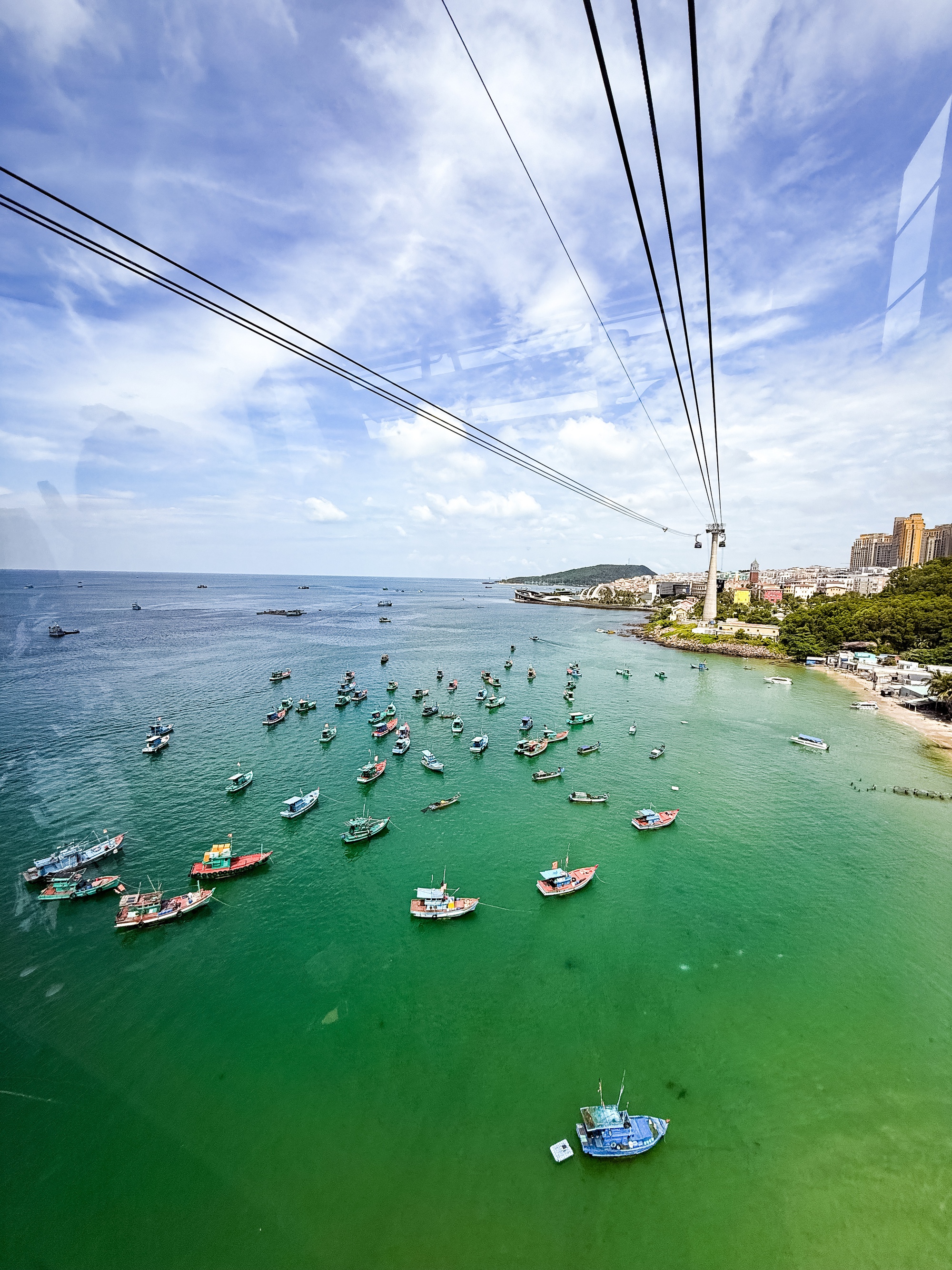 Du khách quốc tế thứ 20 triệu đến Việt Nam được tặng quà 500 triệu, có 2 người khác cũng nhận đặc quyền- Ảnh 4. Du khách quốc tế thứ 20 triệu đến Việt Nam được tặng quà 500 triệu, có 2 người khác cũng nhận đặc quyền- Ảnh 4.