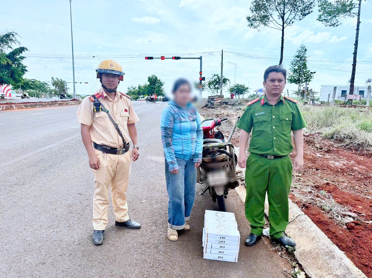 Bí mật trong cốp xe của người phụ nữ U50- Ảnh 1. Bí mật trong cốp xe của người phụ nữ U50- Ảnh 1.